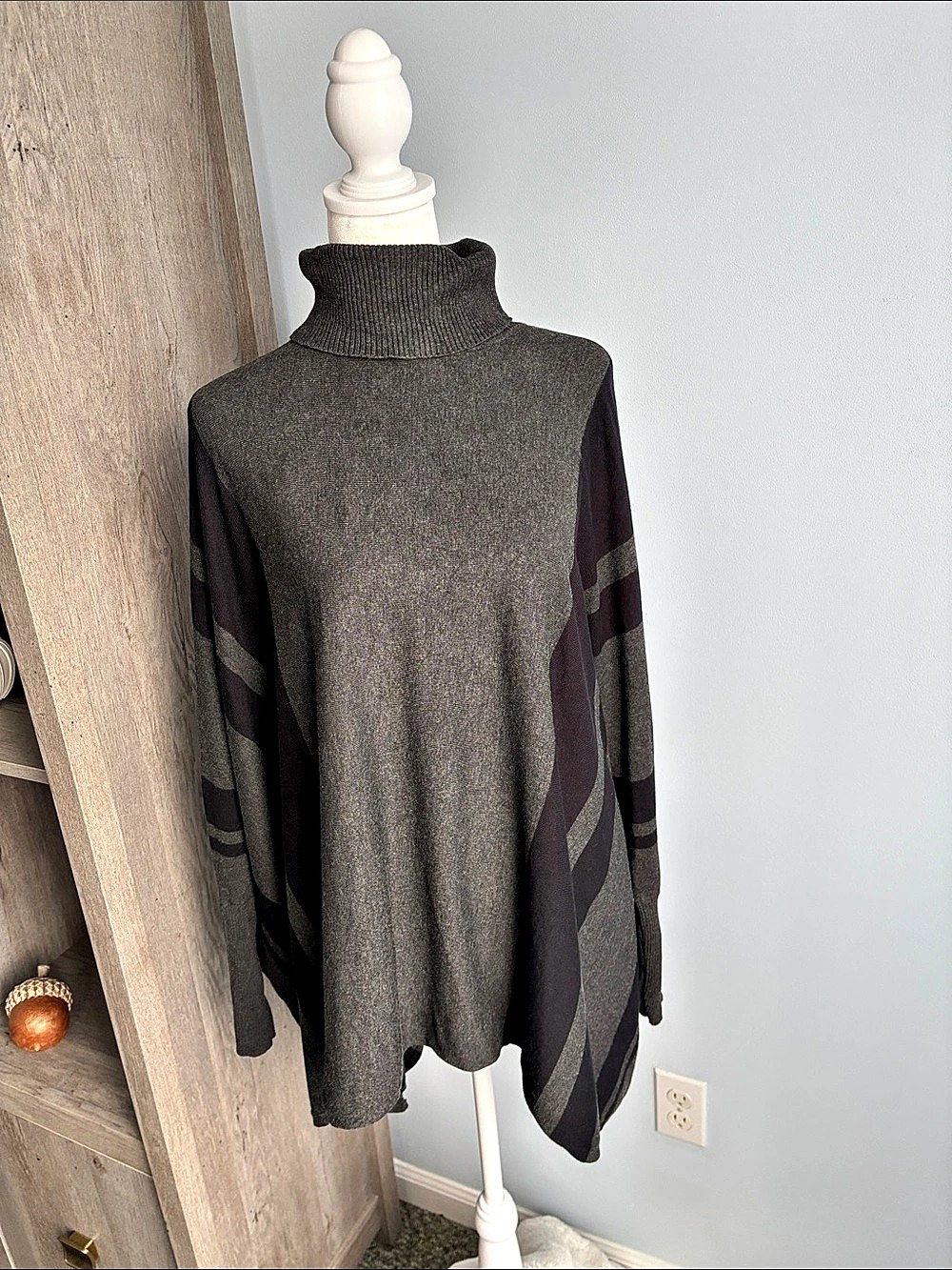 Alfani Geometric Poncho Sweater in Gray & Black. Size Small.